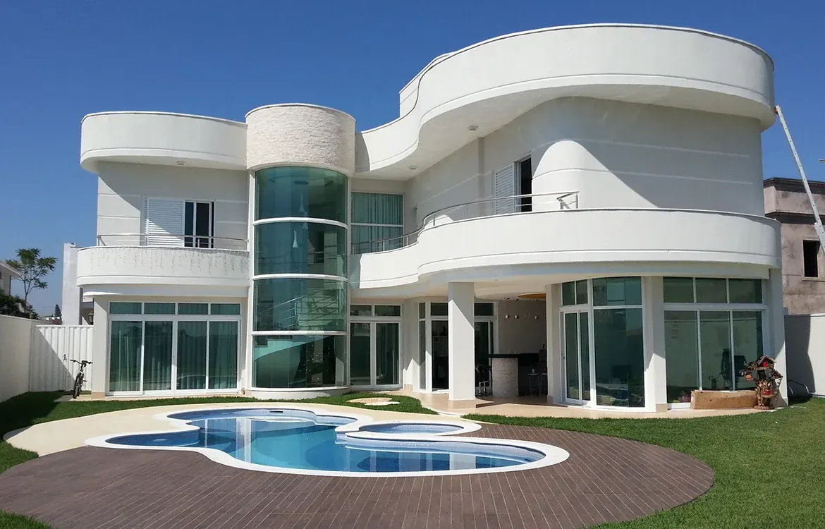 Residência de alto padrão com fachada curva e piscina em Campinas